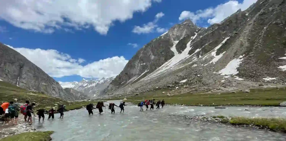 hampta Pass Trek 2024-Best-Time-Distance-Height-Cost-2 (1)