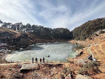 Seruvalsar Lake Trek Best time